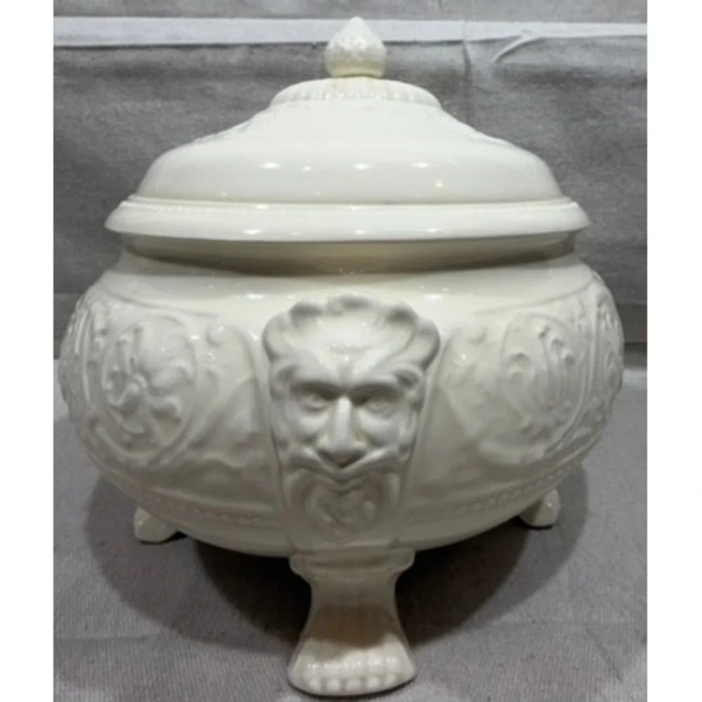 Wedgwood Patrician Creamware Soup Tureen with Lid Vintage 1949 England Lion Head